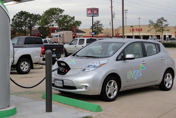 1024px-Nissan_LEAF_got_thirsty_trimmed.jpg 1024px-Nissan_LEAF_got_thirsty_trimmed.jpg