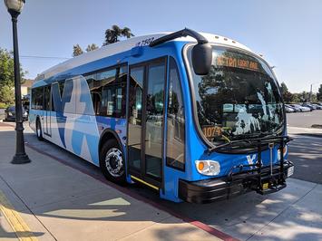 1200px-Proterra_Catalyst_40',_VTA_7502_on_Route_10_service,_Santa_Clara_Station_(44025998571).jpg