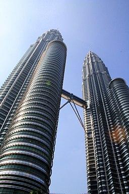 256px-Petronas_Towers_(1).jpg