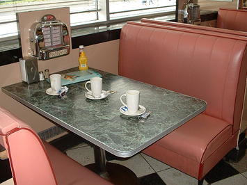 640px-Annettes_Diner-_Table.jpg