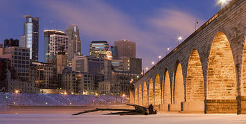 640px-Minneapolis_on_Mississippi_River.jpg