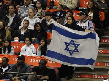 800px-Jewish_Family_Night_Izod_Center.jpg