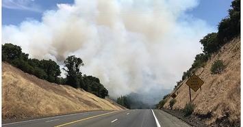 800px-Smoke-near-the-Mendo-complex-Mendo-Sheriff.jpg