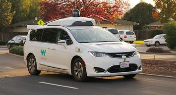 800px-Waymo_Chrysler_Pacifica_in_Los_Altos,_2017.jpg