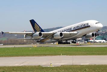 Airbus_A380_of_Singapore_Airlines_at_Zurich_International_Airport_(1).jpg