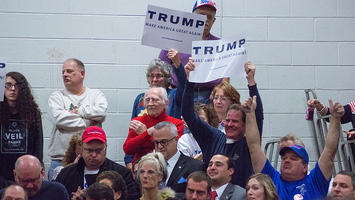 Attendees_at_Trump_rally_Nashua_2015.jpg