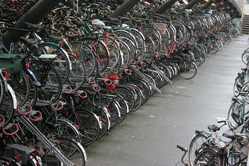 Bike storage; Leiden Train Sta, Netherlands.jpg