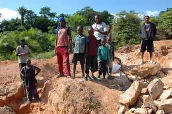 Child_labor_Mining_in_Kailo_Congo.jpg