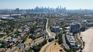 Melbourne_city_skyline_from_the_perspective_of_Port_Melbourne.jpg