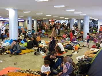 Migrants_at_Eastern_Railway_Station_-_Keleti,_2015.09.04_(1).jpg Migrants_at_Eastern_Railway_Station_-_Keleti,_2015.09.04_(1).jpg