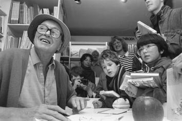 Roald_Dahl_book-signing-amsterdam.jpg Roald_Dahl_book-signing-amsterdam.jpg