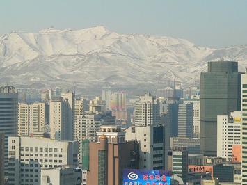 View_of_Urumqi_with_Yamalik_mountain.jpg