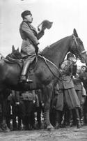 370px-Bundesarchiv_Bild_102-08300,_Benito_Mussolini_bei_einer_Ansprache.jpg