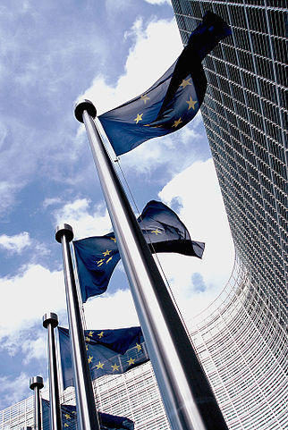 322px-European_flag_outside_the_Commission.jpg
