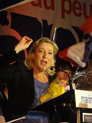 512px-Hénin-Beaumont_-_Marine_Le_Pen_au_Parlement_des_Invisibles_le_dimanche_15_avril_2012_(M).JPG