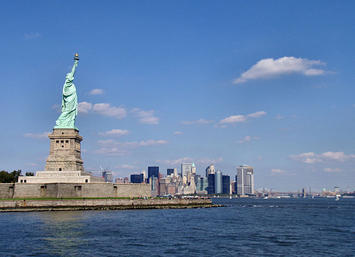 640px-Liberty-statue-with-manhattan.jpg