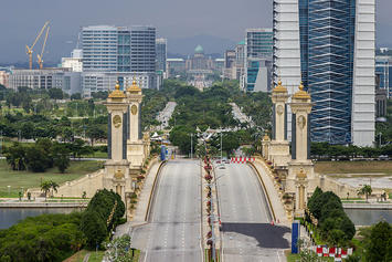 Putrajaya_Malaysia_Seri-Gemilang-Bridge-03.jpg